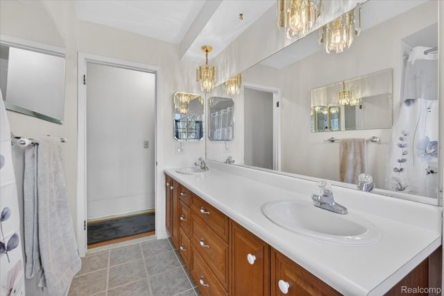 25046 Chestnut Street, Taylor, MI 48180