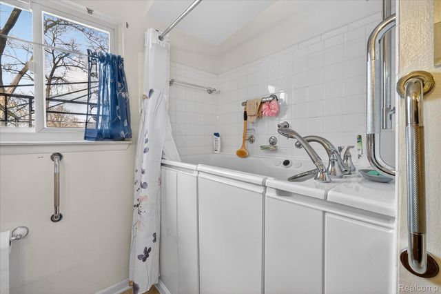 25046 Chestnut Street, Taylor, MI 48180