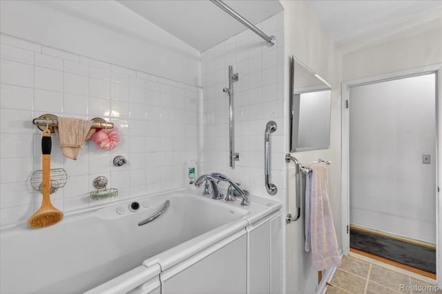 25046 Chestnut Street, Taylor, MI 48180