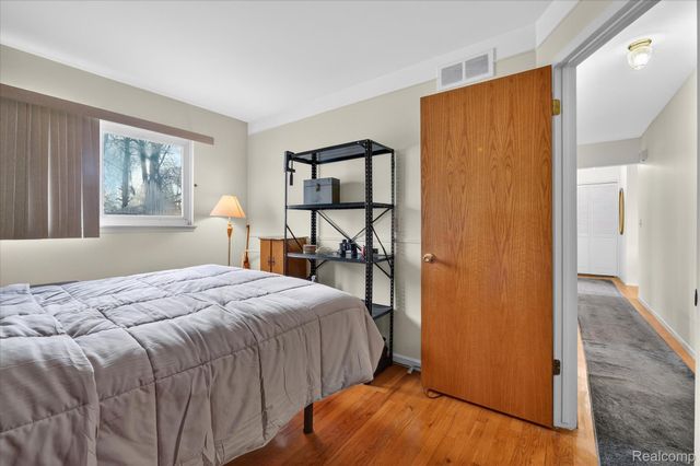 25046 Chestnut Street, Taylor, MI 48180