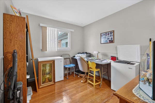 25046 Chestnut Street, Taylor, MI 48180