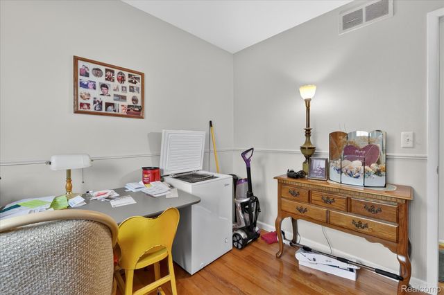 25046 Chestnut Street, Taylor, MI 48180