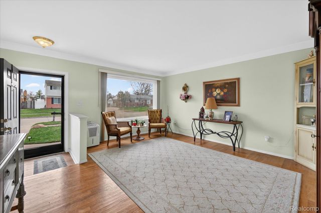 25046 Chestnut Street, Taylor, MI 48180