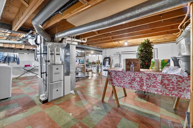 25046 Chestnut Street, Taylor, MI 48180