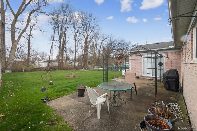 25046 Chestnut Street, Taylor, MI 48180