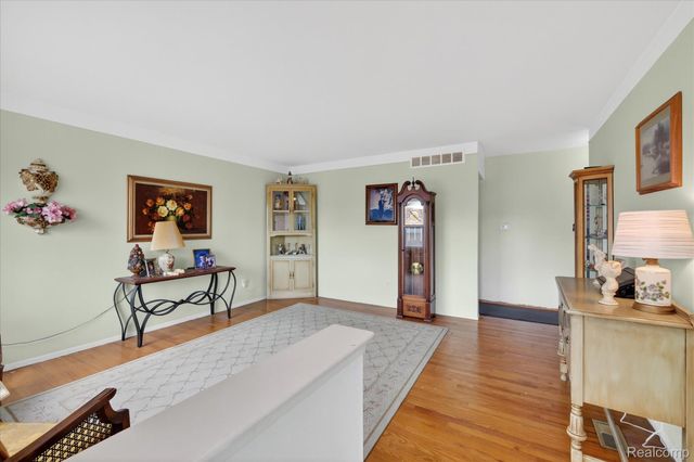 25046 Chestnut Street, Taylor, MI 48180