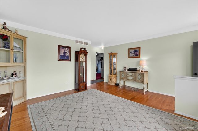 25046 Chestnut Street, Taylor, MI 48180