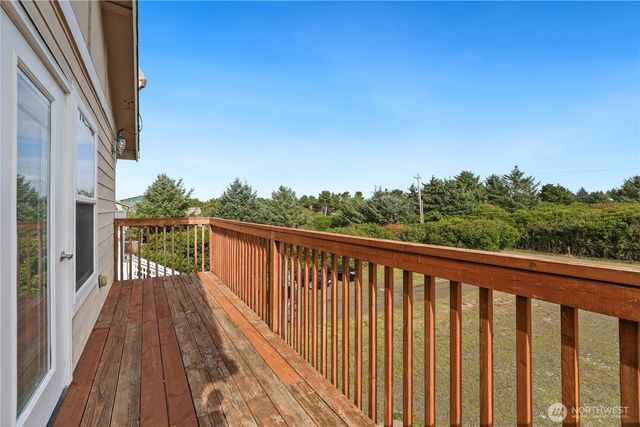 105 Sand Dune Avenue NW, Ocean Shores, WA 98569