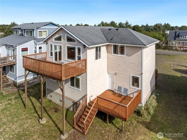 105 Sand Dune Avenue NW, Ocean Shores, WA 98569