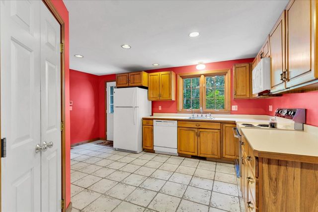 4 Woodspring Farm Ln, Sandwich, MA 02563