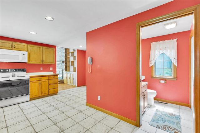 4 Woodspring Farm Ln, Sandwich, MA 02563