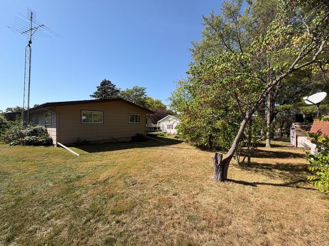 657 N Greenfield Drive, Freeport, IL 61032