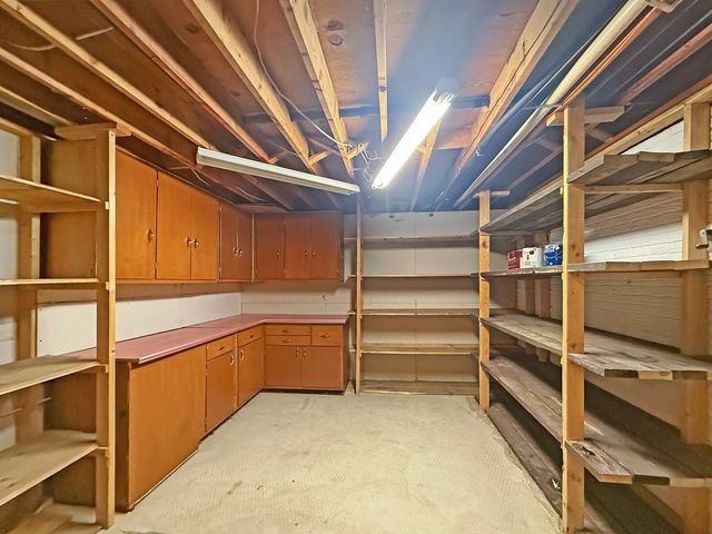 657 N Greenfield Drive, Freeport, IL 61032