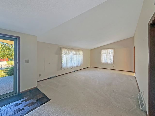 657 N Greenfield Drive, Freeport, IL 61032