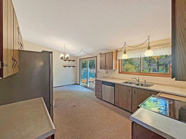 657 N Greenfield Drive, Freeport, IL 61032