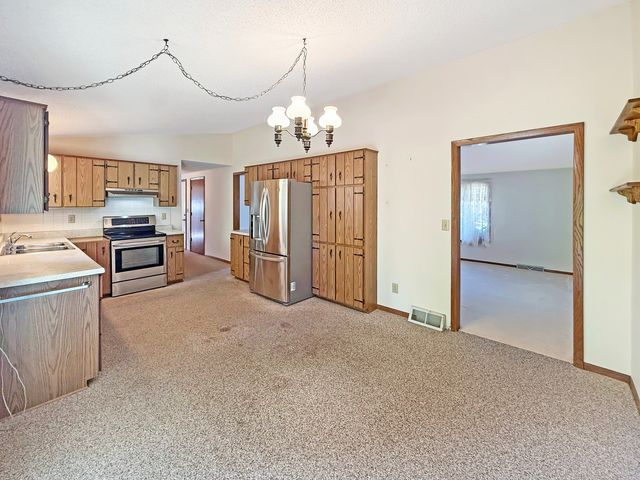 657 N Greenfield Drive, Freeport, IL 61032