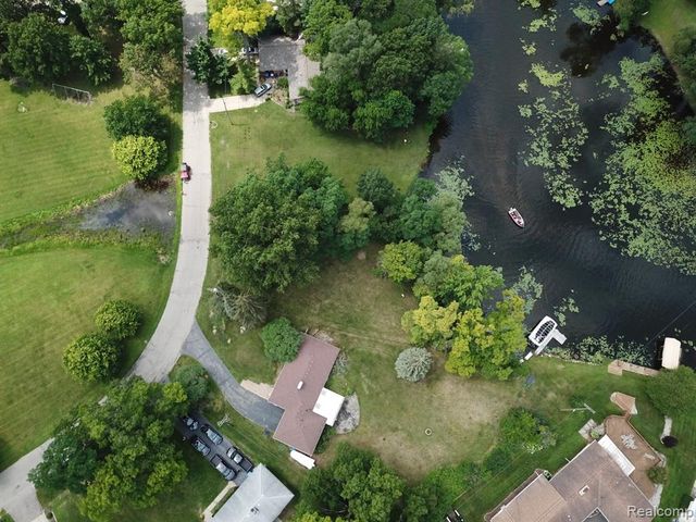 3306 Indianview Drive, Waterford, MI 48329