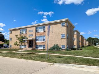 60 N Wolf Road 1W, Wheeling, IL 60090