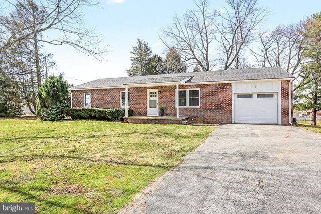 12 LOCUST ST, Stewartstown, PA 17363