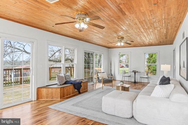 12 LOCUST ST, Stewartstown, PA 17363