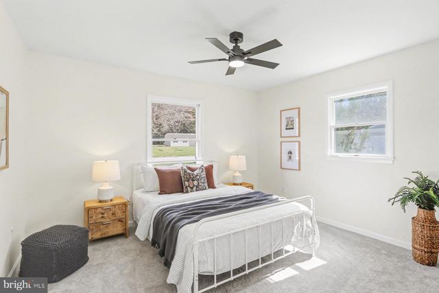 12 LOCUST ST, Stewartstown, PA 17363