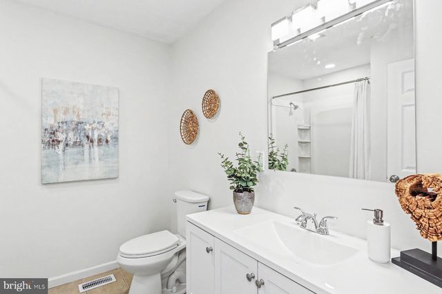 12 LOCUST ST, Stewartstown, PA 17363