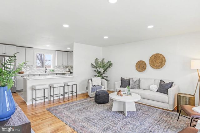 12 LOCUST ST, Stewartstown, PA 17363