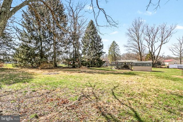 12 LOCUST ST, Stewartstown, PA 17363