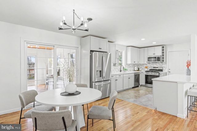 12 LOCUST ST, Stewartstown, PA 17363