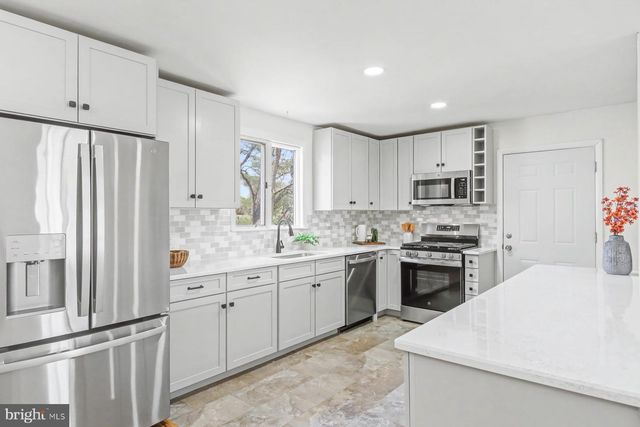 12 LOCUST ST, Stewartstown, PA 17363