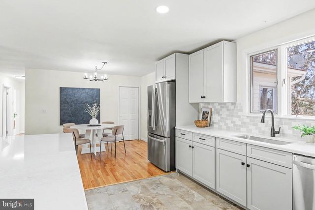 12 LOCUST ST, Stewartstown, PA 17363