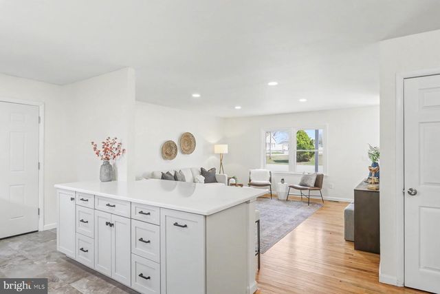 12 LOCUST ST, Stewartstown, PA 17363