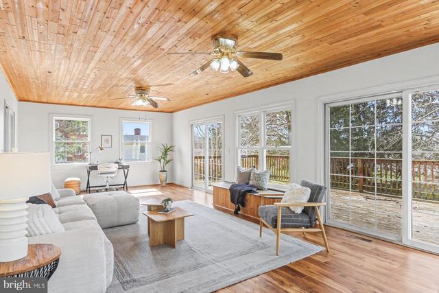 12 LOCUST ST, Stewartstown, PA 17363