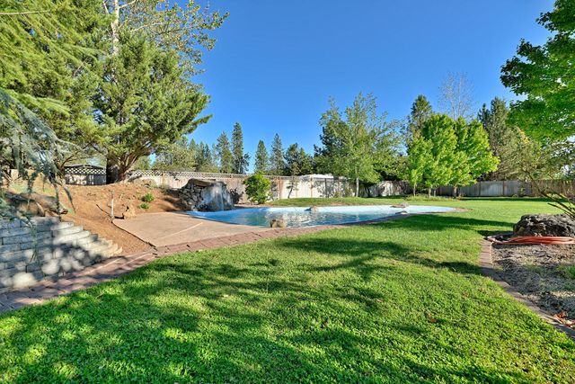 536 Rogue Air Drive, Shady Cove, OR 97539