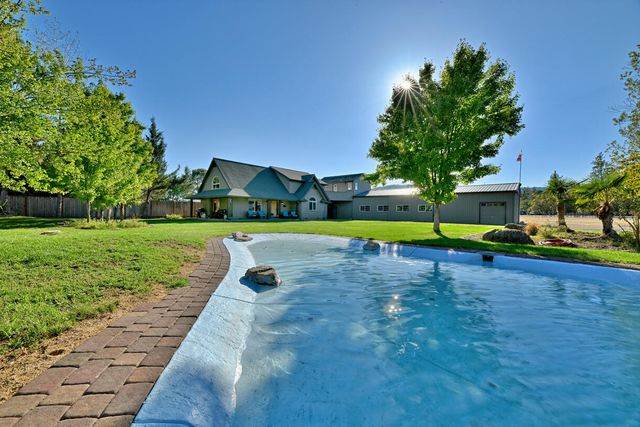 536 Rogue Air Drive, Shady Cove, OR 97539