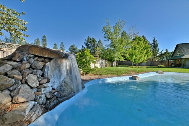 536 Rogue Air Drive, Shady Cove, OR 97539