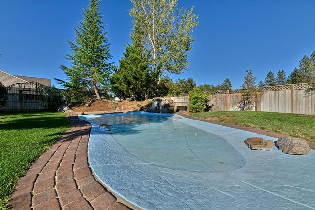 536 Rogue Air Drive, Shady Cove, OR 97539