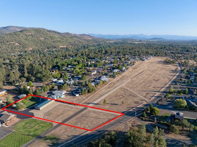 536 Rogue Air Drive, Shady Cove, OR 97539