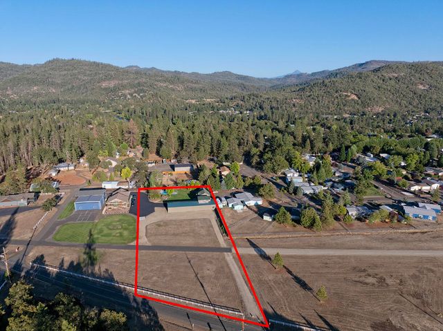 536 Rogue Air Drive, Shady Cove, OR 97539