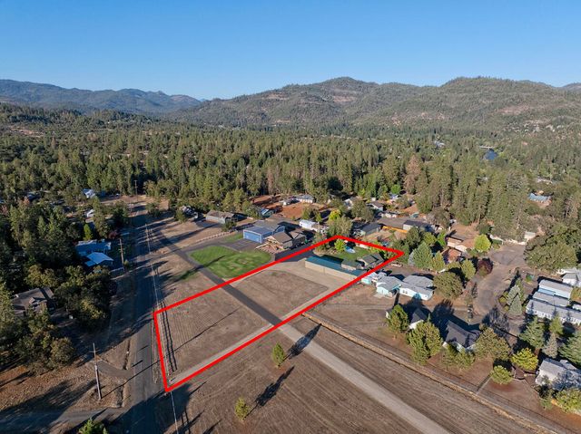 536 Rogue Air Drive, Shady Cove, OR 97539