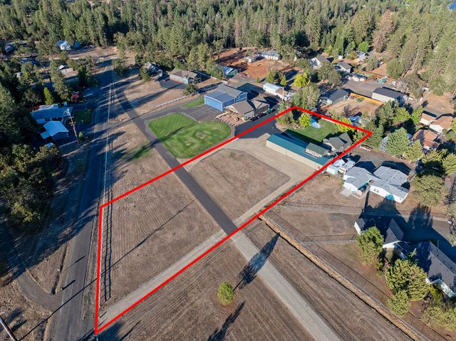 536 Rogue Air Drive, Shady Cove, OR 97539