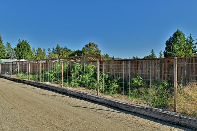 536 Rogue Air Drive, Shady Cove, OR 97539