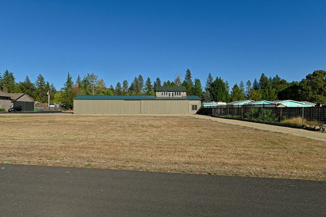 536 Rogue Air Drive, Shady Cove, OR 97539