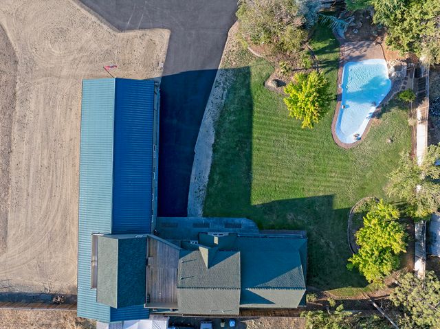 536 Rogue Air Drive, Shady Cove, OR 97539