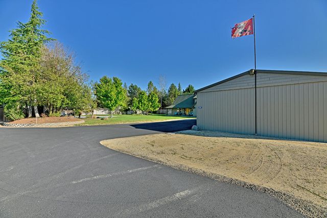 536 Rogue Air Drive, Shady Cove, OR 97539