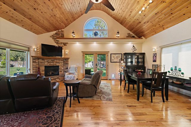 536 Rogue Air Drive, Shady Cove, OR 97539