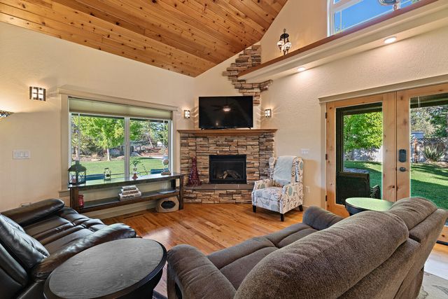 536 Rogue Air Drive, Shady Cove, OR 97539