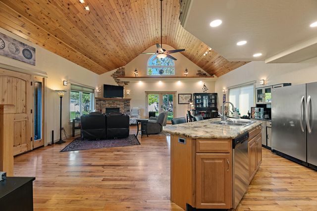 536 Rogue Air Drive, Shady Cove, OR 97539