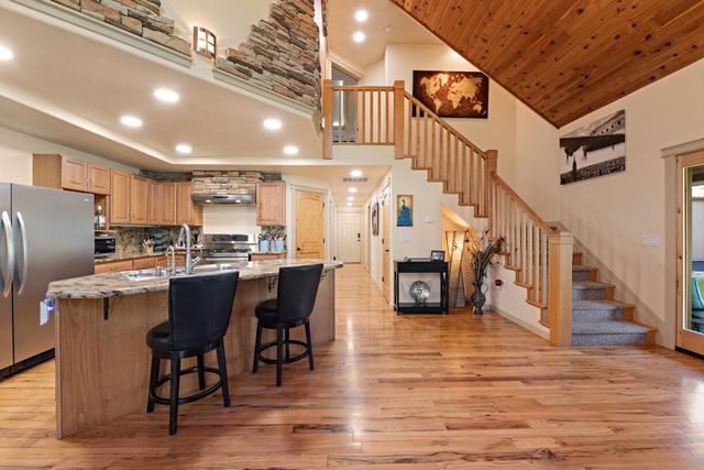 536 Rogue Air Drive, Shady Cove, OR 97539