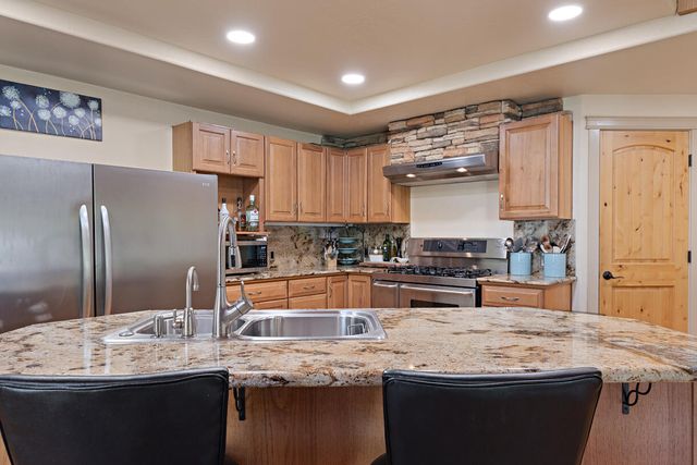 536 Rogue Air Drive, Shady Cove, OR 97539